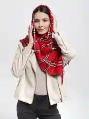 Красный шарф в клетку
