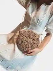 Бежевый плетёная круглая женская сумка-мессенджер из ротанга