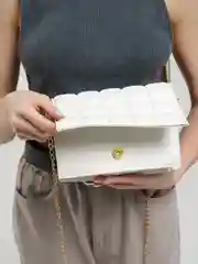 Белый сумка женская с цепочкой, текстурная