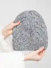 Серый яркая женская шапка из фантазийной пряжи "Фанта"