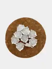 Белый полубусины фигурные Роза