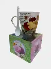 Желтый кружка и ложка в подарочной коробке