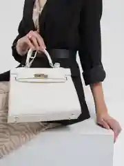 Белый сумка женская с эффектной застежкой