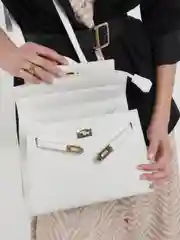 Белый сумка женская с эффектной застежкой