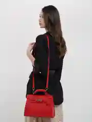 Красный сумка женская с эффектной застежкой