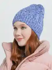 Небесно-голубой яркая женская шапка из фантазийной пряжи "Фанта"