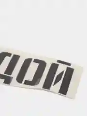Черный наклейка на авто "Молодой"