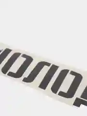 Черный наклейка на авто "Молодой"