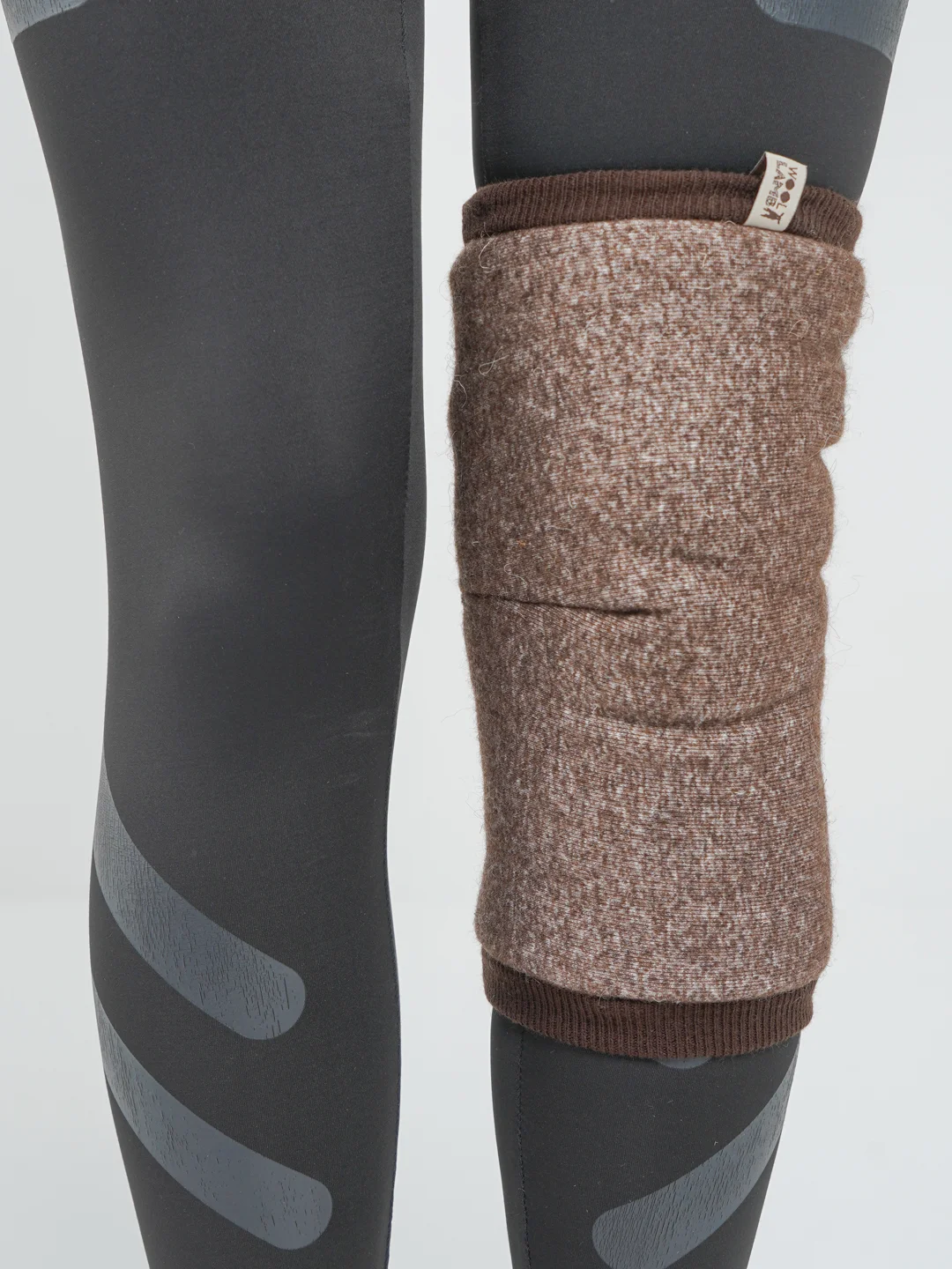 Шоколадный наколенник Woollamb меховой эластичный из овечьей шерсти