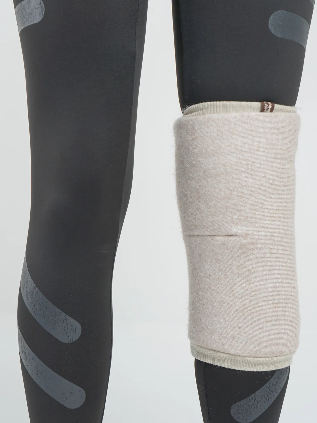 Карамельный наколенник Woollamb меховой эластичный из овечьей шерсти
