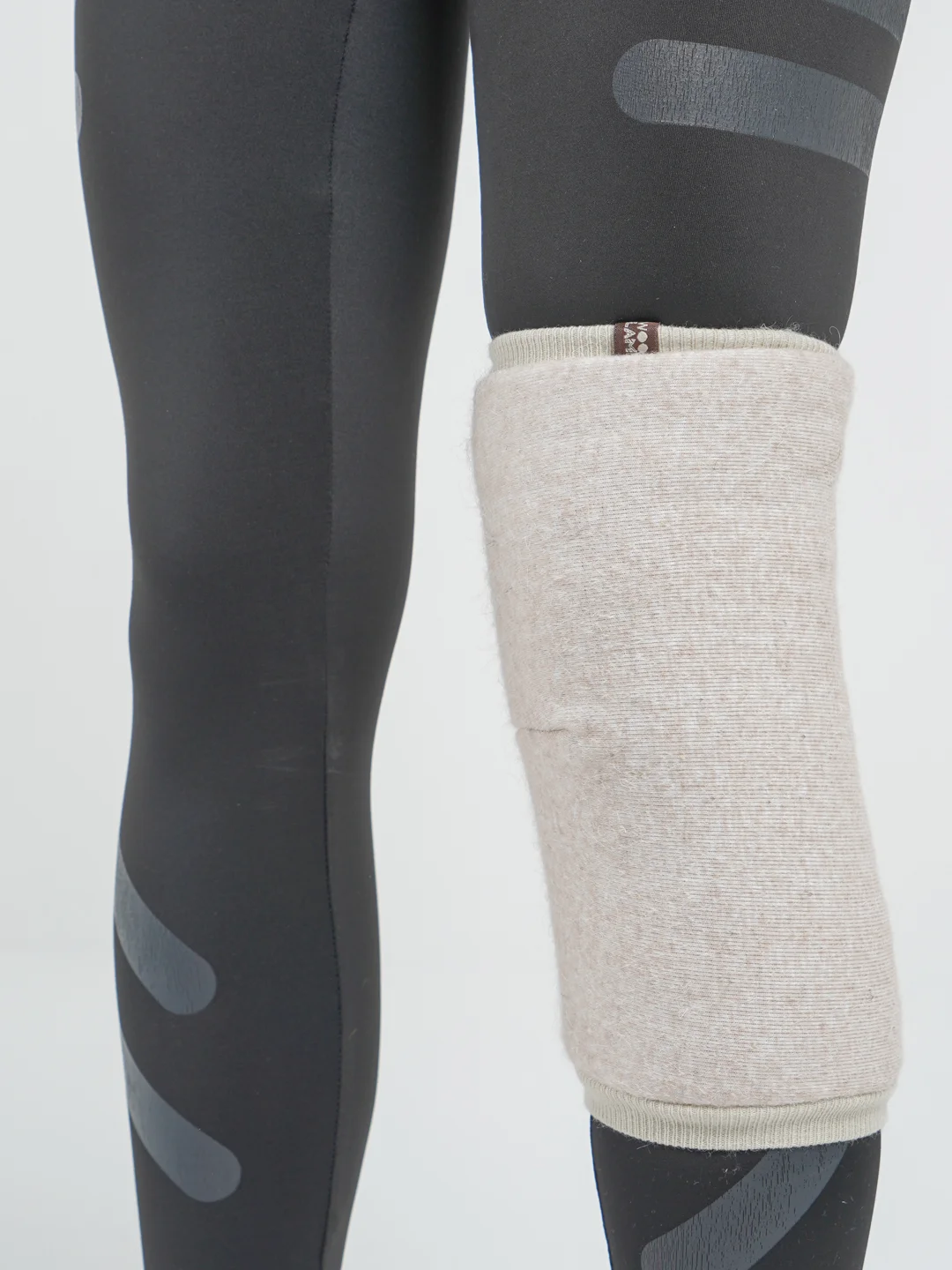 Карамельный наколенник Woollamb меховой эластичный из овечьей шерсти
