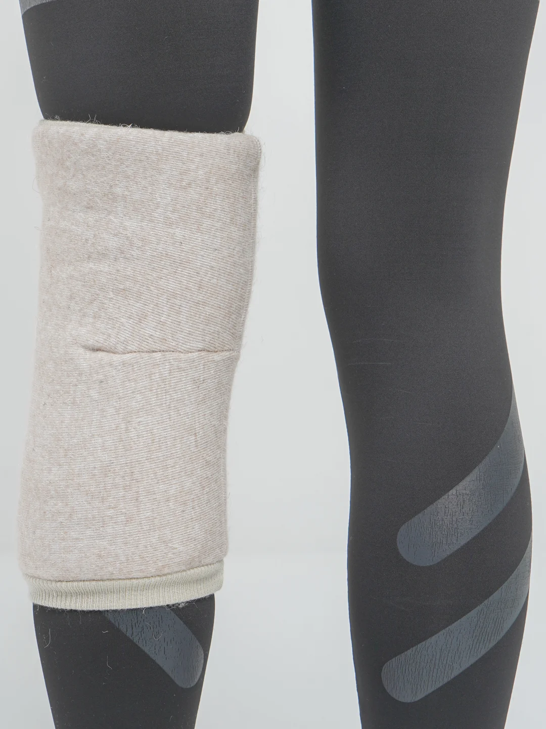 Карамельный наколенник Woollamb меховой эластичный из овечьей шерсти