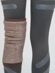 Шоколадный наколенник Woollamb меховой эластичный из овечьей шерсти