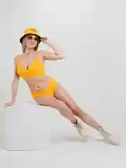 Желтый купальник раздельный женский