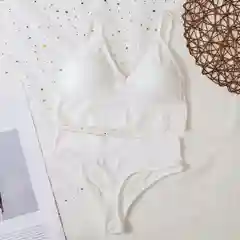 Белый комплект нижнего женского белья: топ и стринги