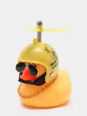 Желтый утка в шлеме. Утка с пропеллером для авто