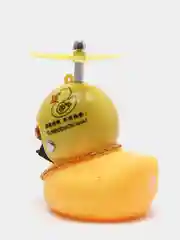 Белый утка в шлеме. Утка с пропеллером для авто