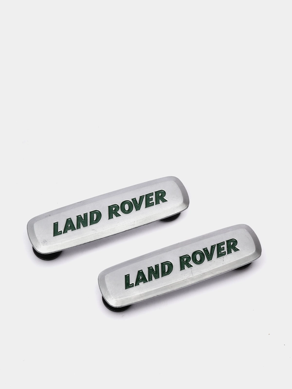 Комплект шильдиков с эмблемой авто "LAND ROVER" и  4 винтовыми креплениями (Пара)