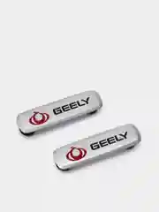 Комплект шильдиков металлических с эмблемой авто "GEELY" и 4 винтовыми креплениями (Пара)