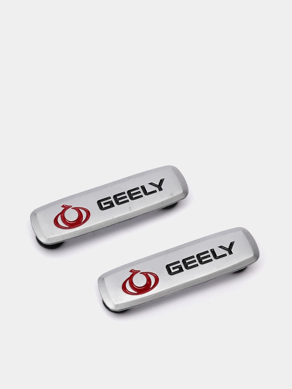 Комплект шильдиков металлических с эмблемой авто "GEELY" и 4 винтовыми креплениями (Пара)