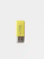 Желтый картридер для карт памяти формата micro SD