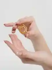 Брошь ленточка золото в стразах 3,5*3,5 см / Брошь круглая