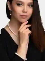 Комплект из жемчуга: серьги, бусы и браслет
