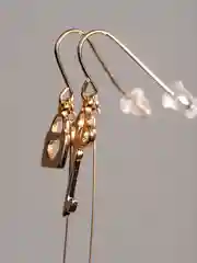 Серьги подвески золотые ассиметричные Замок и ключик Xuping циркон стразы бриллиант