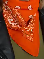 Оранжевый бандана с классическим принтом