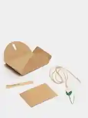 Белый открытка-конверт из крафтовой бумаги, с цветком