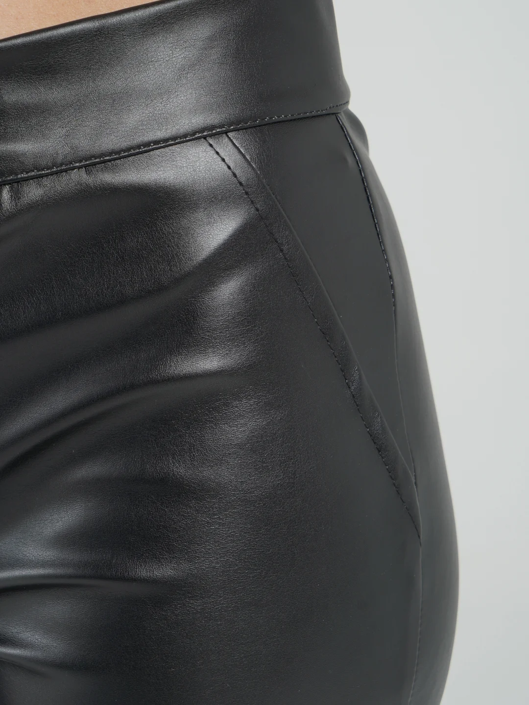 Черный леггинсы из экокожи Raposa 075BLK