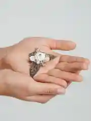 Авторская брошь "Белый георгин"