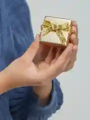 Авторская брошь "Малина с молоком"
