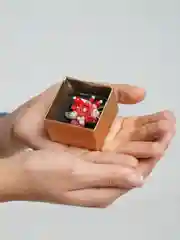 Авторская брошь "Малина с молоком"