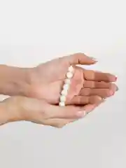 Белый браслет из натуральных камней