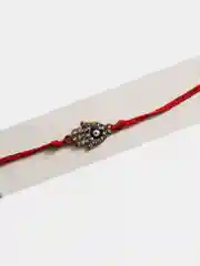 Белый красная нить желаний, Оберег