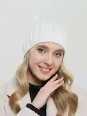 Белый шапка женская "Серебро", вязаная бини весна-осень