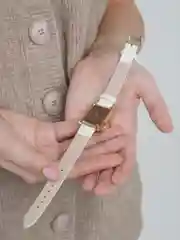 Молочный женские кварцевые часы