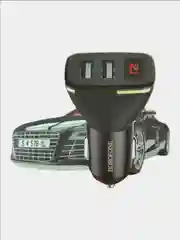 Черный автомобильное зарядное устройство с двойным USB и цифровым дисплеем