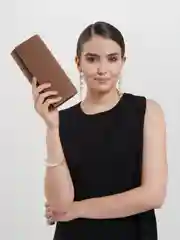 Клатч женский на цепочке, цвет бежевый