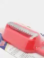 Красный рыбочистка с контейнером для чешуи