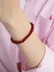Браслет с подвеской из бусин