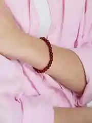 Браслет с подвеской из бусин