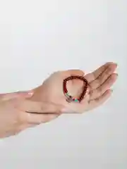 Браслет с подвеской из бусин