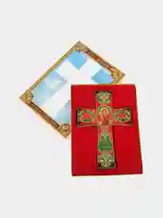 Багровый крест с подвесом из керамики 16 х 11 см