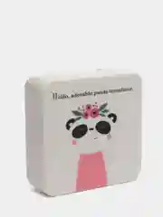 Белый контейнер для контактных линз с пинцетом и зеркалом