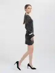 Угольный платье с кружевом и брошью