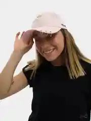 Розовый кепка с вшитыми металлическими кольцами