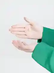 Золотой кулон на леске