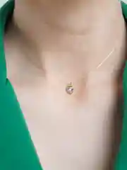 Золотой кулон на леске